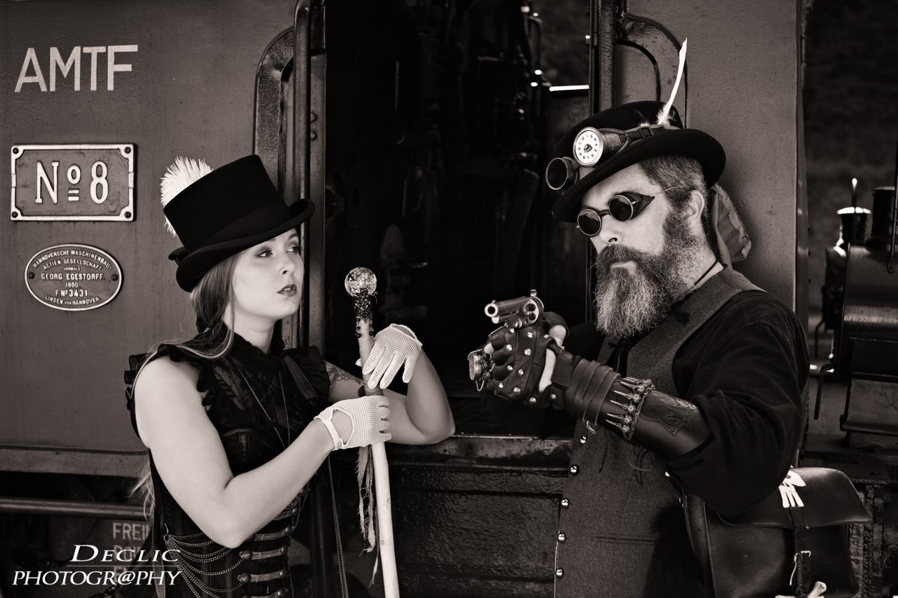 Duo Steampunk et locomotive à vapeur