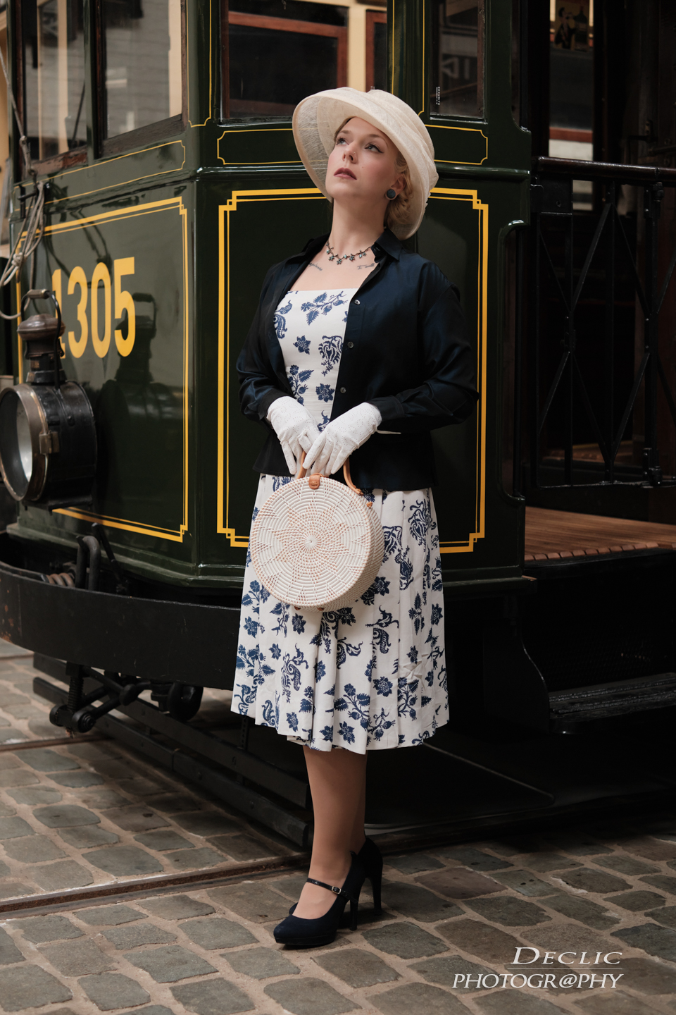 Modèle photo et les Tramways d'Époque : Un Shooting Photo Vintage à Bruxelles